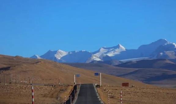 藏族农村的家什么样？离希夏邦马峰最近的西藏小村庄，常遭遇雪灾