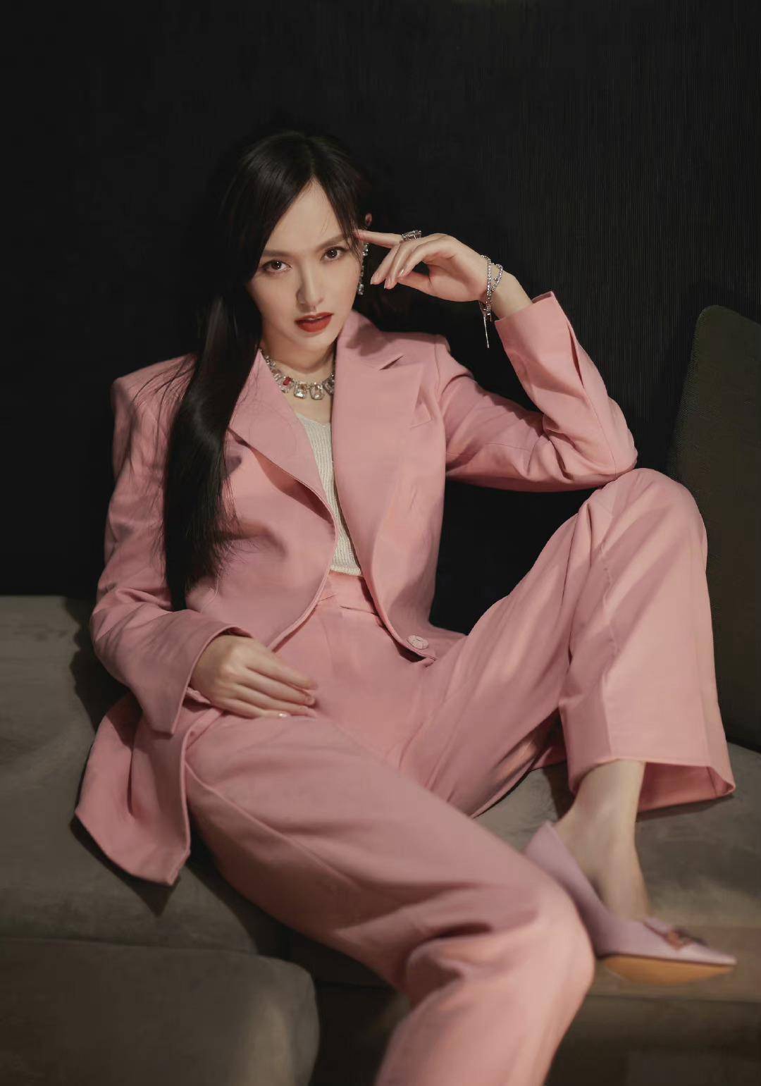 御姐 38岁的唐嫣美貌营业，身穿粉色西装套装又飒又美，大长腿抢镜