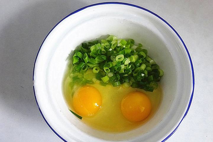 葱花|最近早餐迷上吃它,5分钟做好的鸡蛋饼,简单省事,好吃又顶饱!