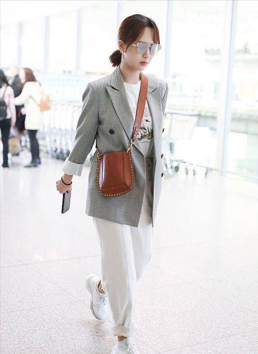 魅力 杨紫穿火了“皮西装＋牛仔裙”，明明是走御姐路线，却挡不住甜美