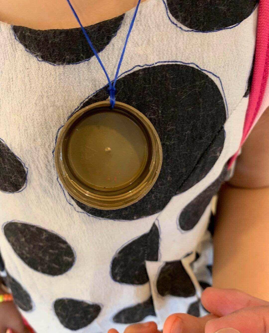 美貌黄磊晒小女儿近照，多妹把瓶盖做成项链，创意令黄磊狂笑不已