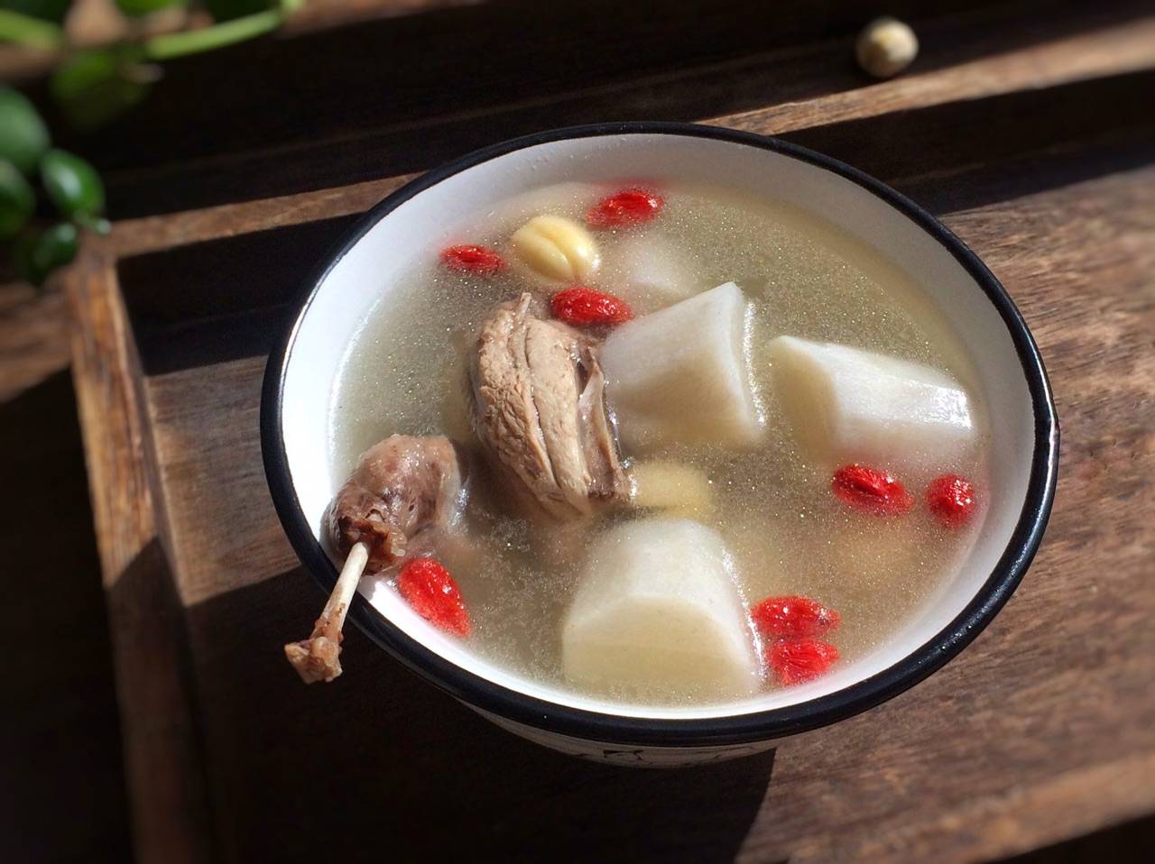 天冷买一碗热乎乎的滋补营养汤,暖心暖胃,学会做给家人喝_山药_鹌鹑