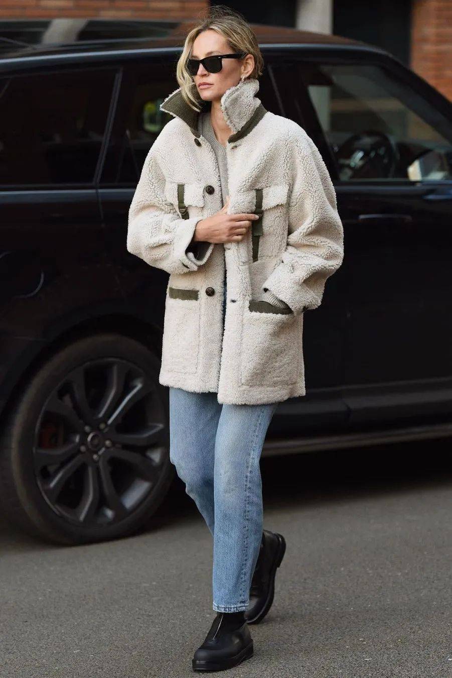 显高 “小白鞋”失宠了！现在流行“裤子＋短靴”，时髦又显高！