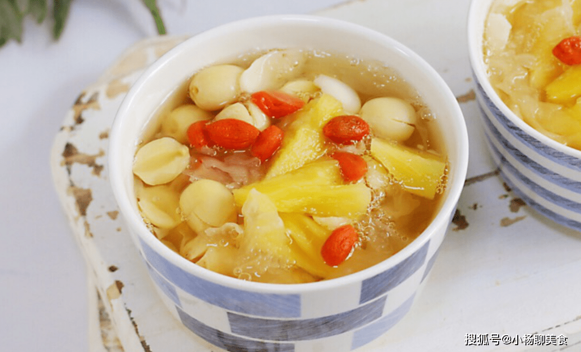 【菠萝银耳莲子枸杞羹的具体做法】准备食材:选购40克干莲子(莲子要