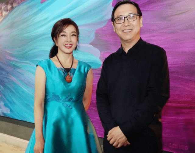 身材 刘晓庆64岁气质优雅,马尾辫发型搭配连衣裙,干练时髦又减龄