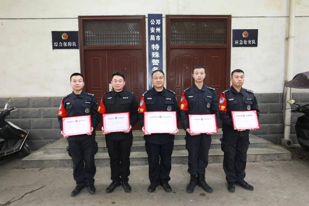 其中,参赛队员马文博,高义轩,王亚楠在法律知识理论测试,3000米武装