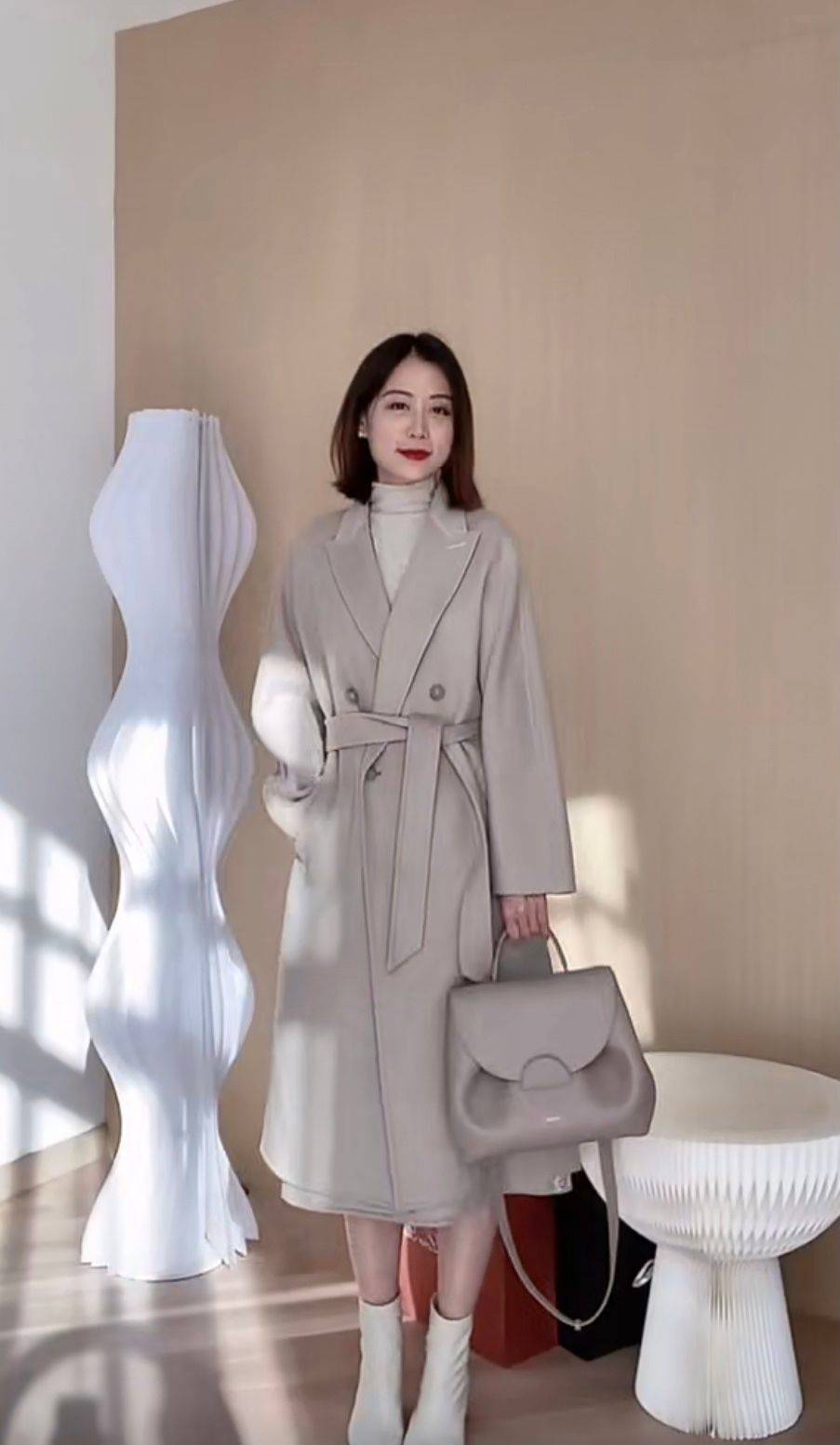 大衣 新年穿得体面点！中年女人学40岁博主这样穿大衣，显“贵”又时髦