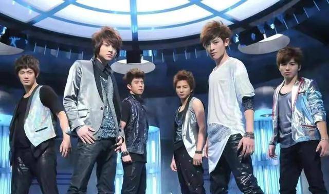 36岁棒棒堂成员威廉求婚成功,单膝下跪送钻,主播女友感动到哭_卓君泽