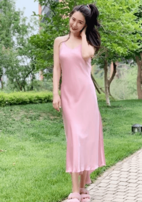 胡然真的好大胆,身穿性感粉色吊带睡裙,美得艳光四射_连衣裙_身段_衣