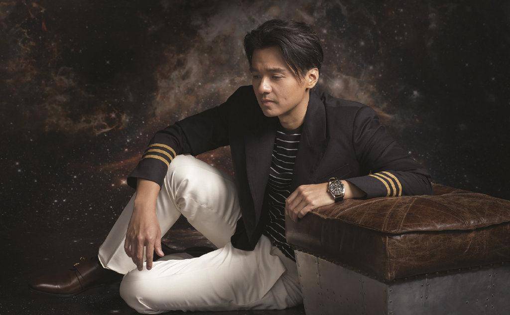 老公 舒淇老公冯德伦登封面，西装配条纹衫帅气有型，45岁彰显熟男气质