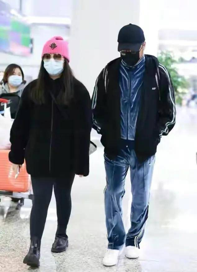 黑色 王诗龄随爸爸走机场变高冷！穿皮草戴墨镜真拽，有妈妈同款小短腿