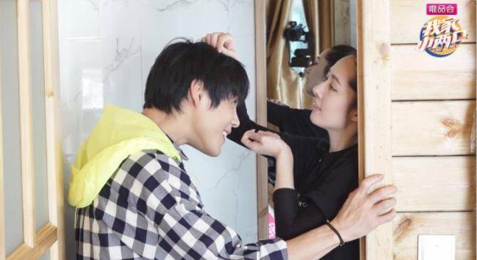 郭碧婷|向太揭秘：郭碧婷曾在巴黎时装周上险些踩空摔倒，当时护住她的人是向佐