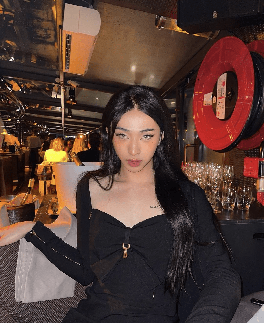 度假,再扮女装现身酒吧,穿长裙身材窈窕不输妈妈_哈利_大赞哈_度假