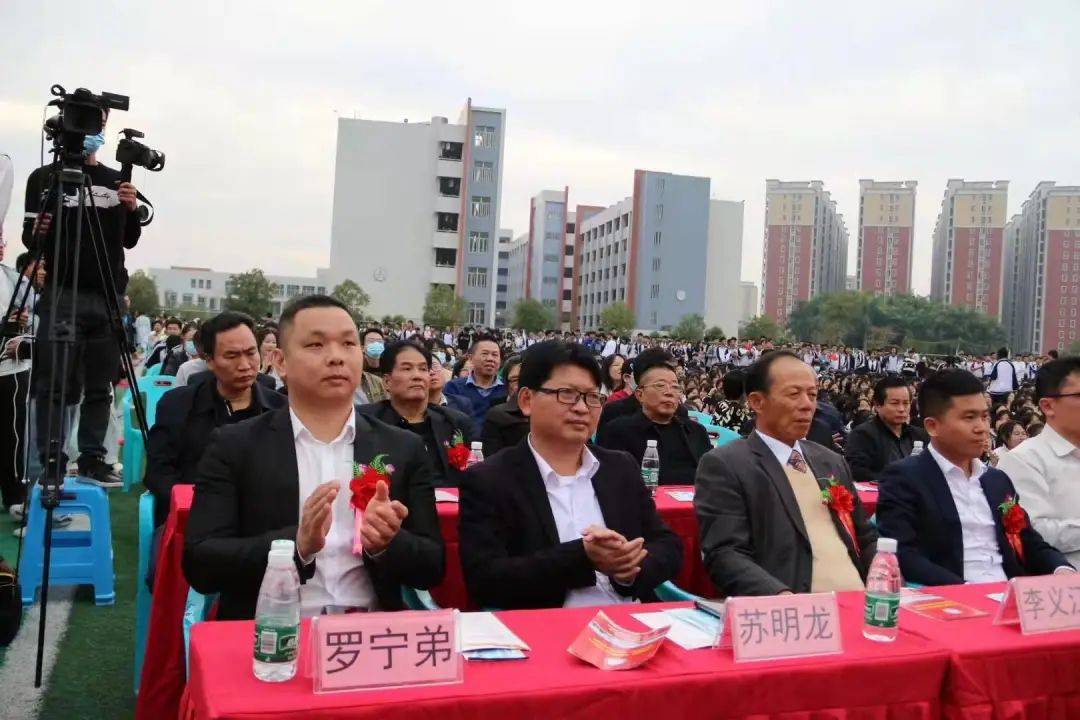 感恩欢创集团总裁罗宁弟向母校普宁一中捐赠172万元