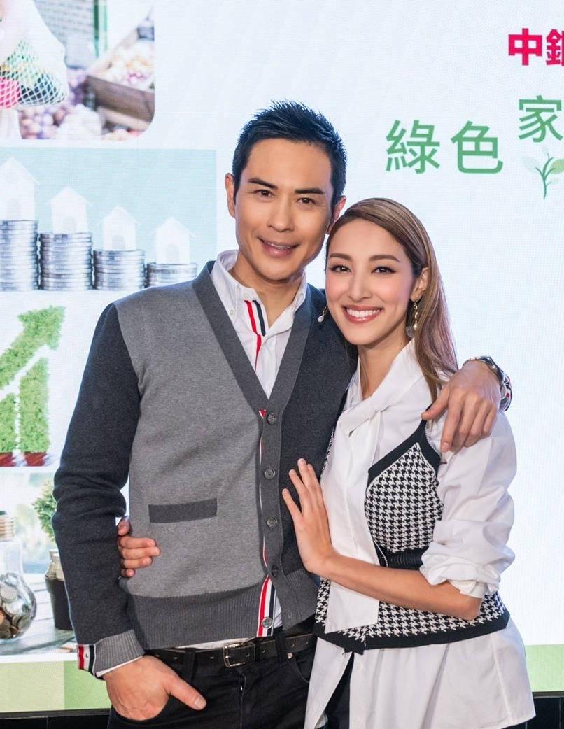 郑嘉颖高调秀全家福,两个儿子呆萌可爱,一家四口热闹幸福_陈凯琳_气质