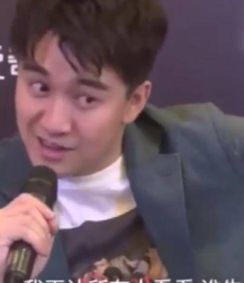 小动作|翟天临曾被记者问论文进展，紧张的抿舌头、摸鼻子，说话都变结巴