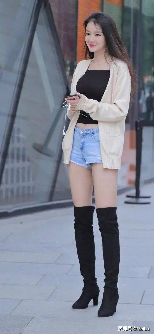 黑色 美女黑色露腰T恤搭牛仔短裤,将腰身呈现了出来,完美身材很吸睛