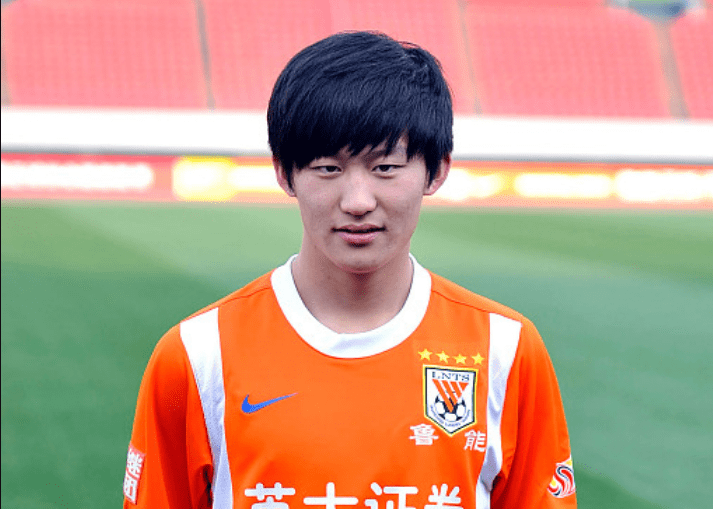 王彤,1993年出生,后卫.2010年只有17岁的他首次入选山东鲁能一线队.