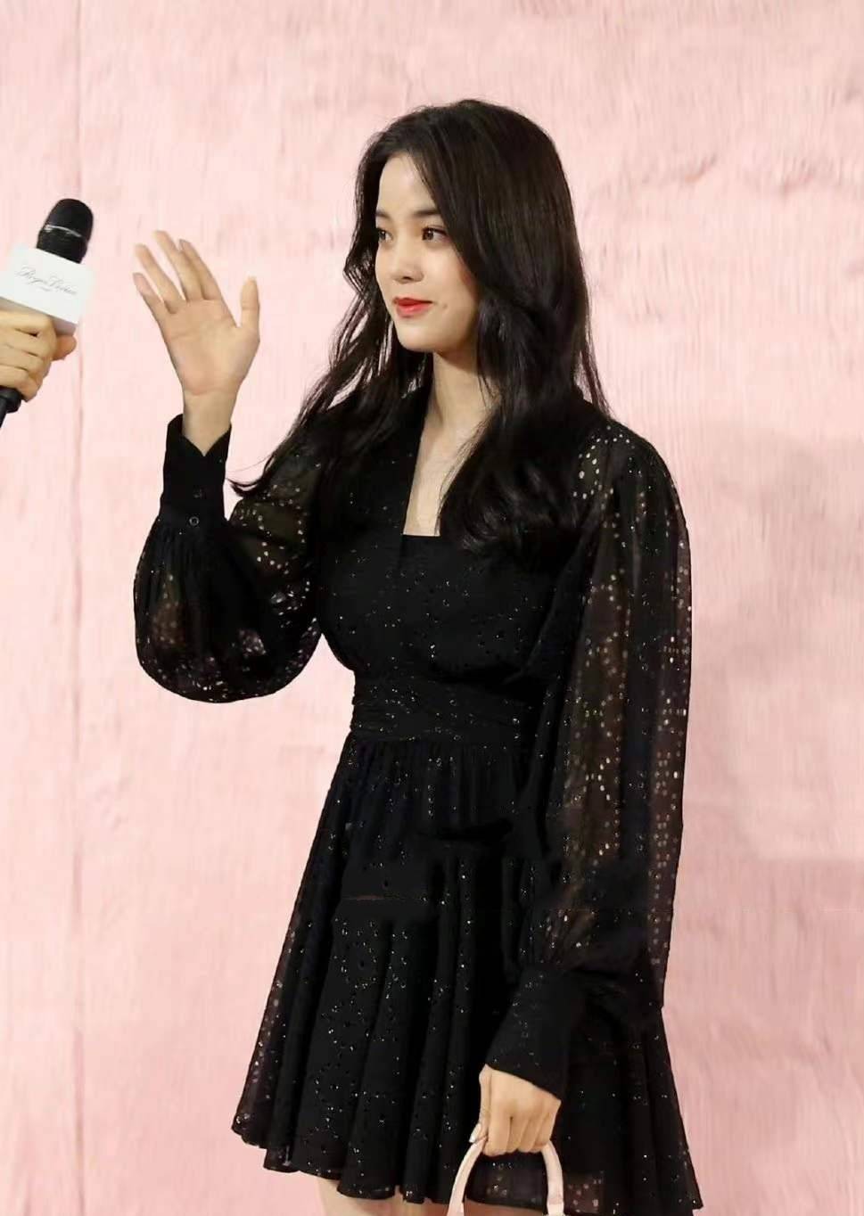 黑色 欧阳娜娜与妹妹出席活动,姐妹俩同穿黑色服装,感觉娜娜气质更好