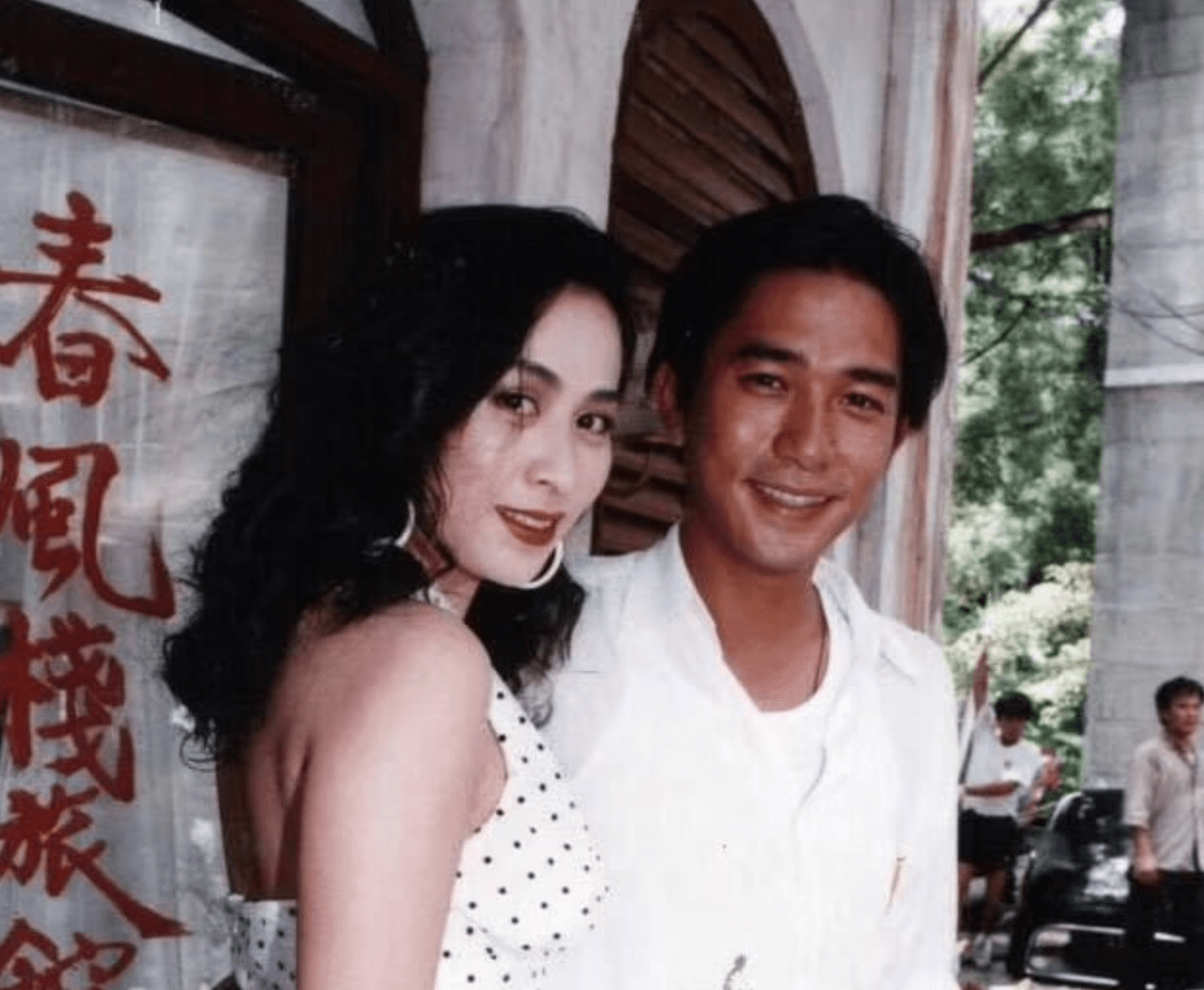 50岁周嘉玲罕见晒夫妻合照皮肤黝黑素颜露脸印度丈夫头发花白