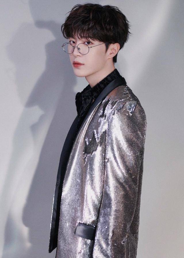范丞丞金丝眼镜造型太惊艳了,贵气十足的小王子,可惜皮衣都破了