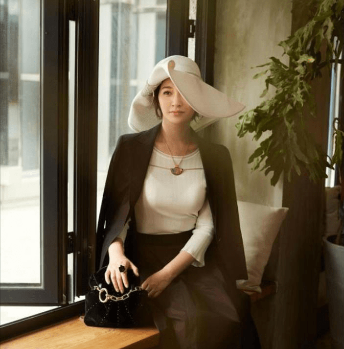 凹造型图高清美少女 1751d38316534d448e70e9f5f94e5841.png