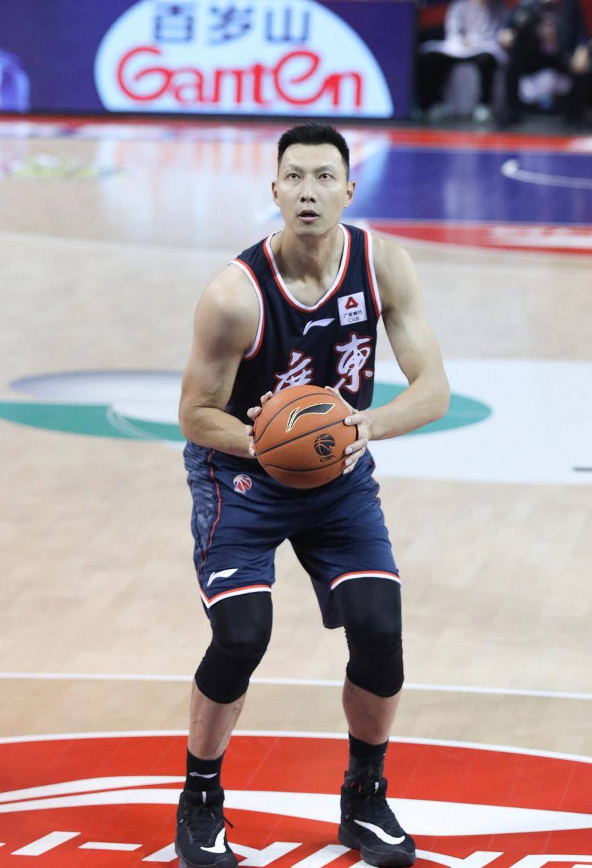 原创易建联的肌肉非常发达34岁的阿联穿最新款耐克战靴霸气依旧