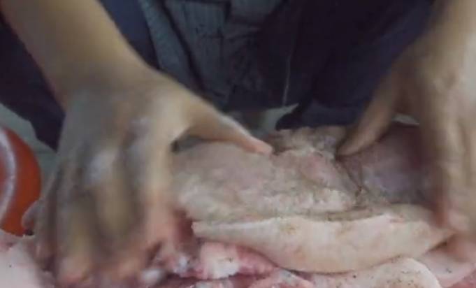 的表面|冬季腌腊肉别傻傻只会放盐!用上这3个小窍门!腊肉鲜香能放一年