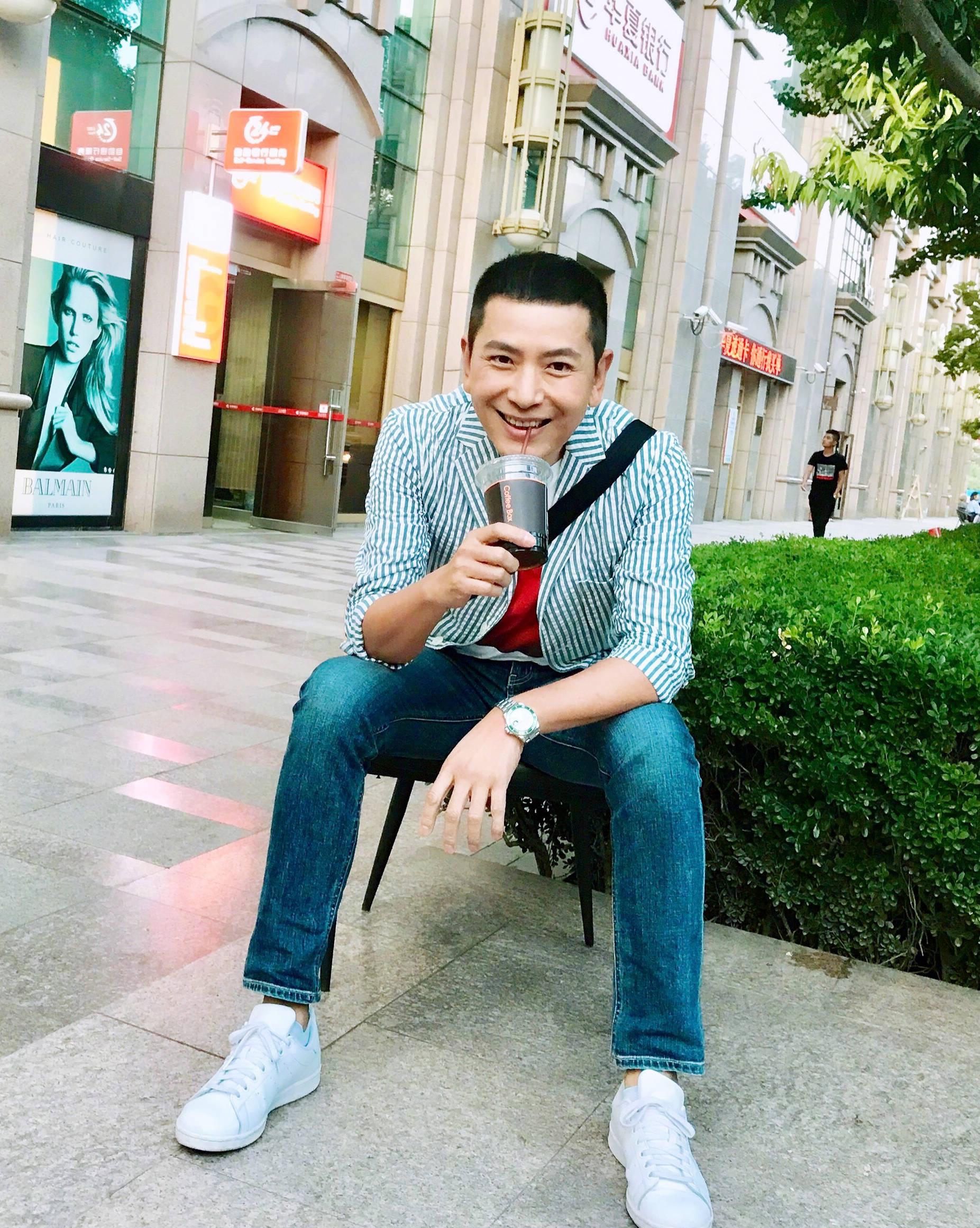 戴军戴军是著名歌手,演员,节目主持人,曾以一曲《阿莲》红遍大江南北.