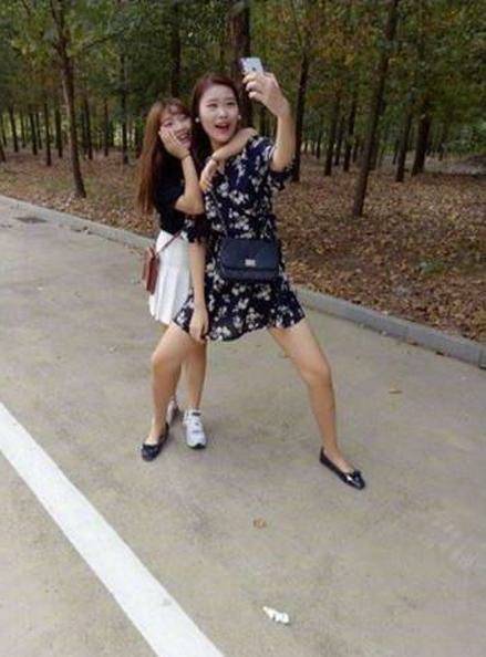 自拍爆笑gif图：媳妇自拍能优雅的吗，这姿势很不淑女