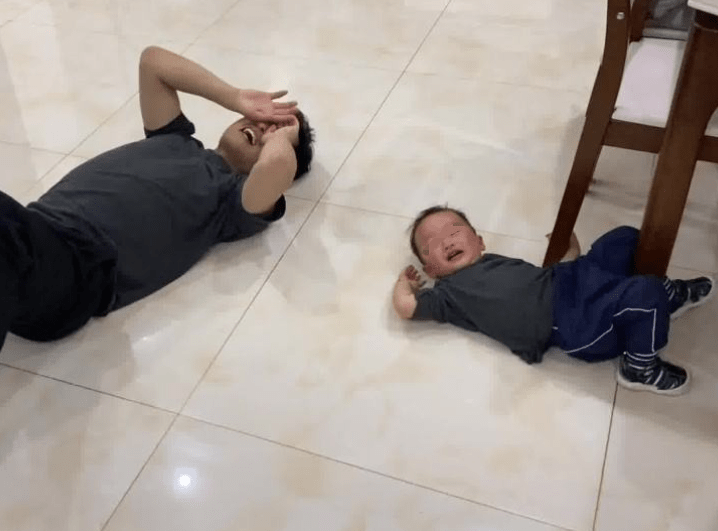 孩子躺地大哭,父母却毫无反应,"延迟满足"可不是这么用的_家长_要求