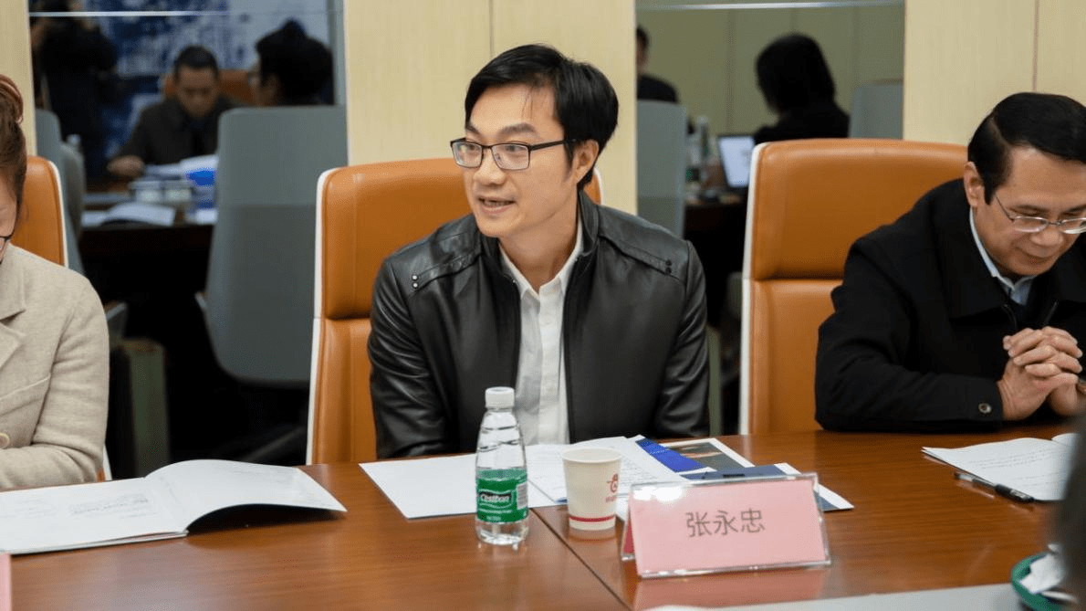 谭世贵教授主持会议在中心主任,副教授,产学研基地小包公智能法律平台