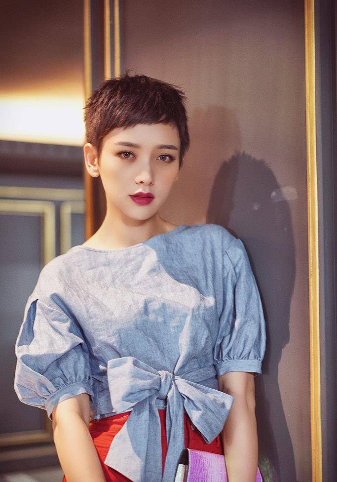 合作冯小刚,郭德纲,搭档何炅,知名主持李晓峰的迷糊演艺路