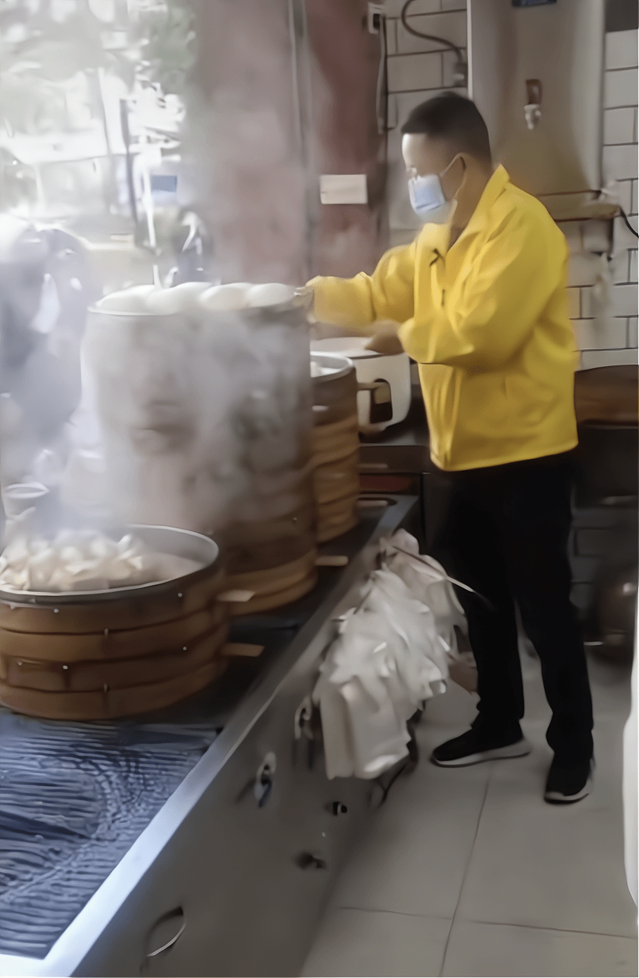 整个人显得朴素贴地,任谁都不会想到他居然是两个包子店的老板