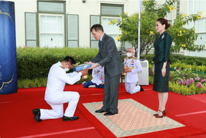 颜色 苏提达彻底放开了，绿色时装裙配红鞋真时髦，却少了西拉米的清纯