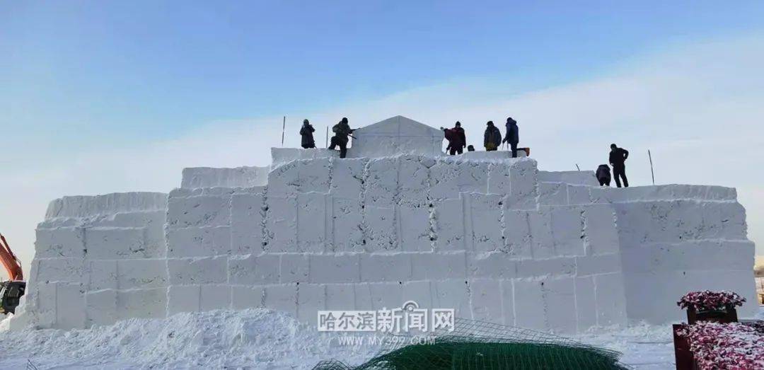 江畔|超宽大滑梯搭建中，雪房子有门窗了……沿江冰雪景观上新，超期待！