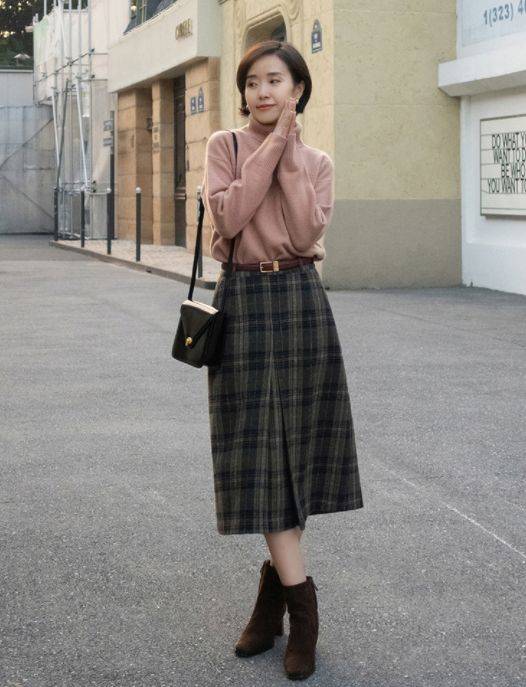 身材 女人过了40岁少穿紧身裤,今年流行穿“大一号”,舒适又显气质