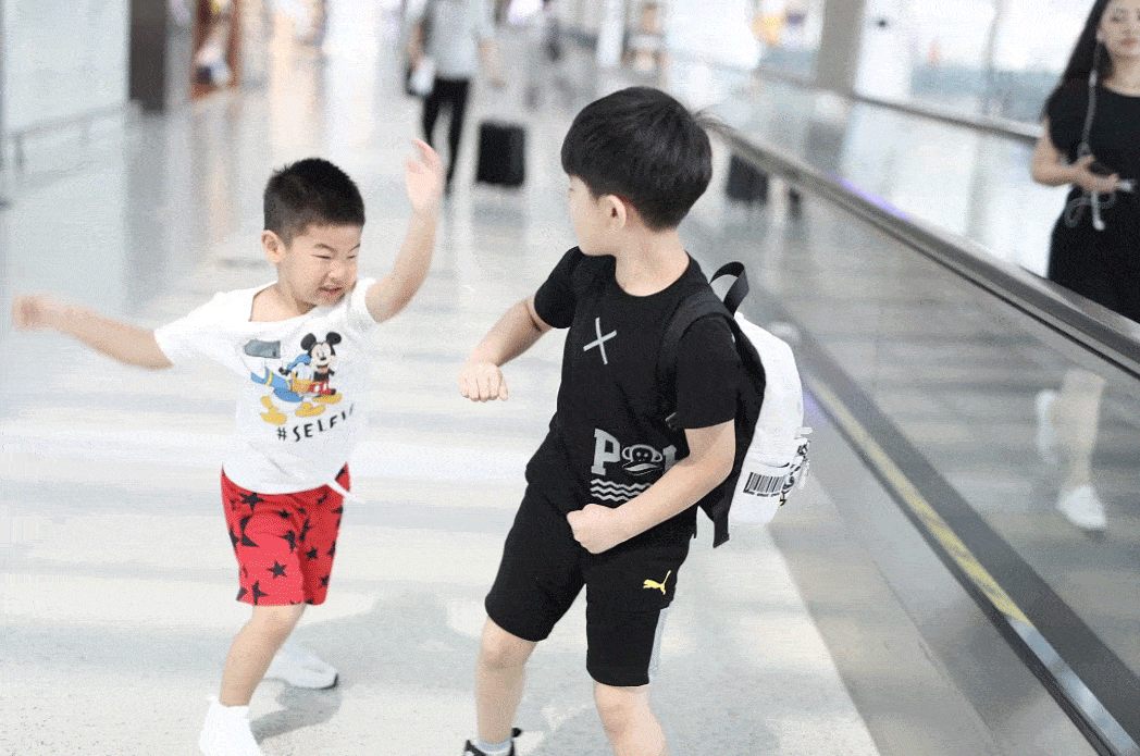 安吉小鱼儿机场大打出手上演塑料兄弟情孩子过度活跃家长该如何处理