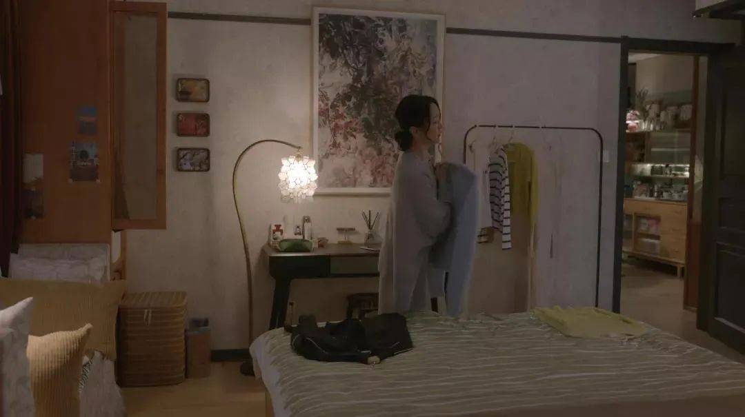 售价|《小敏家》：周迅LP大衣配轻奢包，秦海璐浑身香奈儿…中产vs土豪画风差多少？