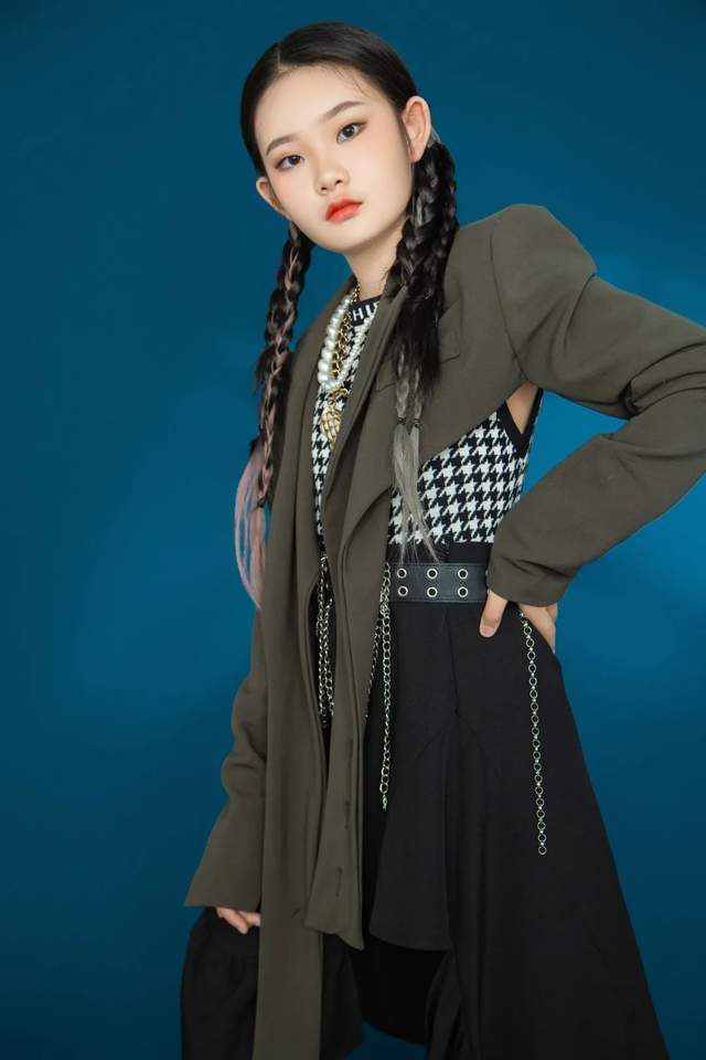 hy·二团张倩茹hy二团成员由冯子晴,张倩茹,周瑞欣