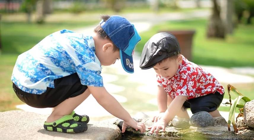 关系|“二胎哥哥”医院走红，超高颜值引关注，抬眼一笑融化少女心