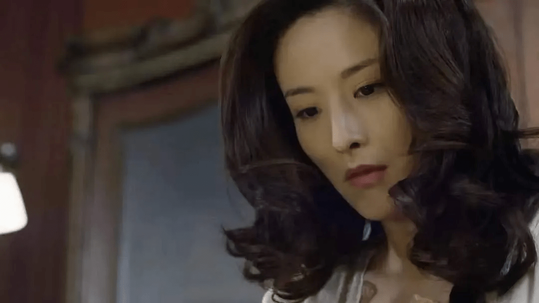 在由她主演的谍战剧《风云年代》中,她扮演的特工米兰妮经常周旋于不