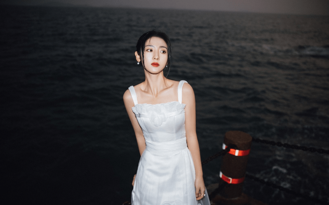 一身 金鸡奖：倪妮礼服好似鲤鱼尾，张小斐穿一身大观园，刘敏涛真古典