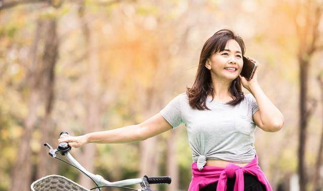 进行建议女性：维C加1物，黄褐斑消失不见，养出冷白皮，让人羡慕