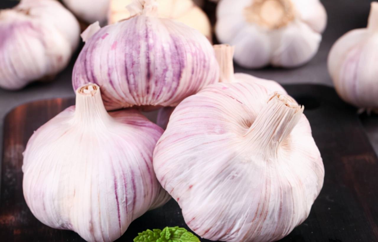 胃部|?大蒜是胃癌的发物？医生：不想胃烂如泥，“2素”趁早撤下餐桌