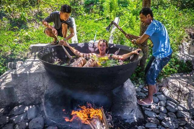 老人烧柴被封炕,这里却烧水泡澡_屁股_网友_柴火