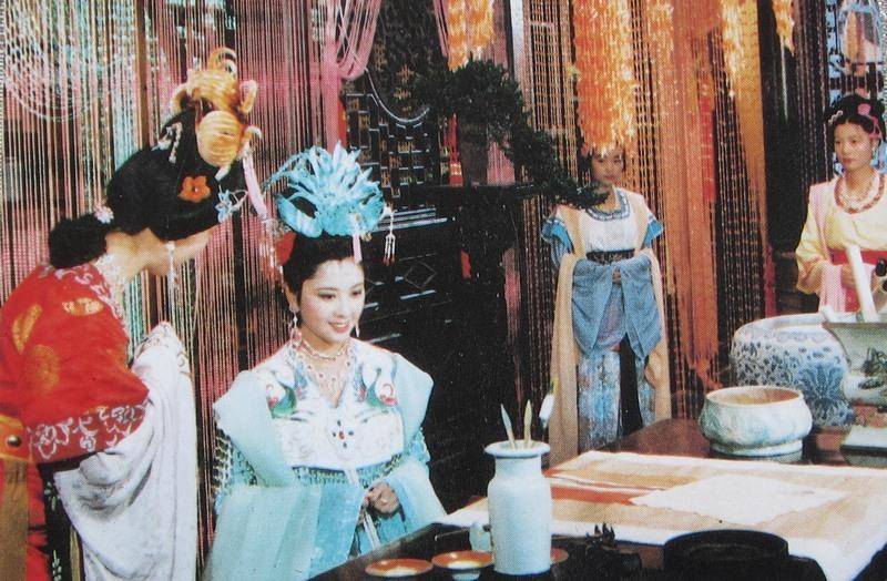 摄影|女儿国国王朱琳近照曝光,戏外爱摄影,67岁依旧美成焦点