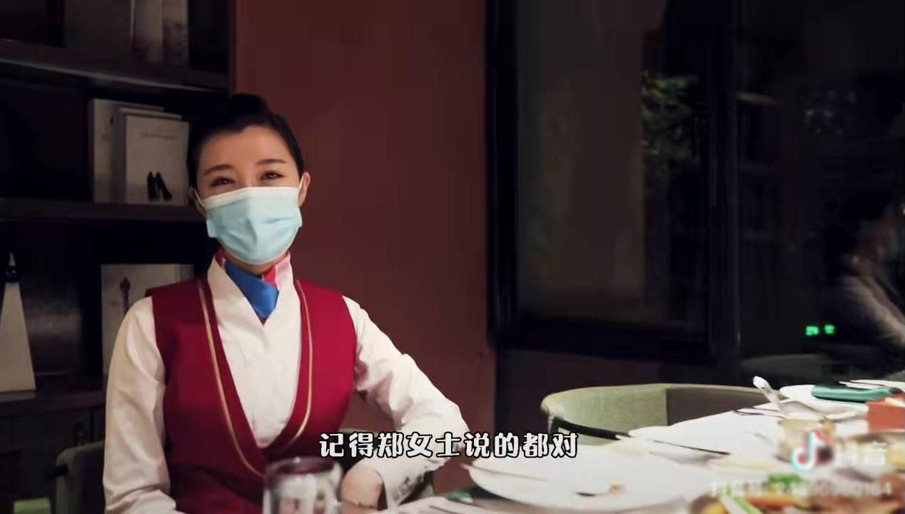 为了给粉丝送福利,郑女士开口唱了歌.很明显,背后是有团队支持的.