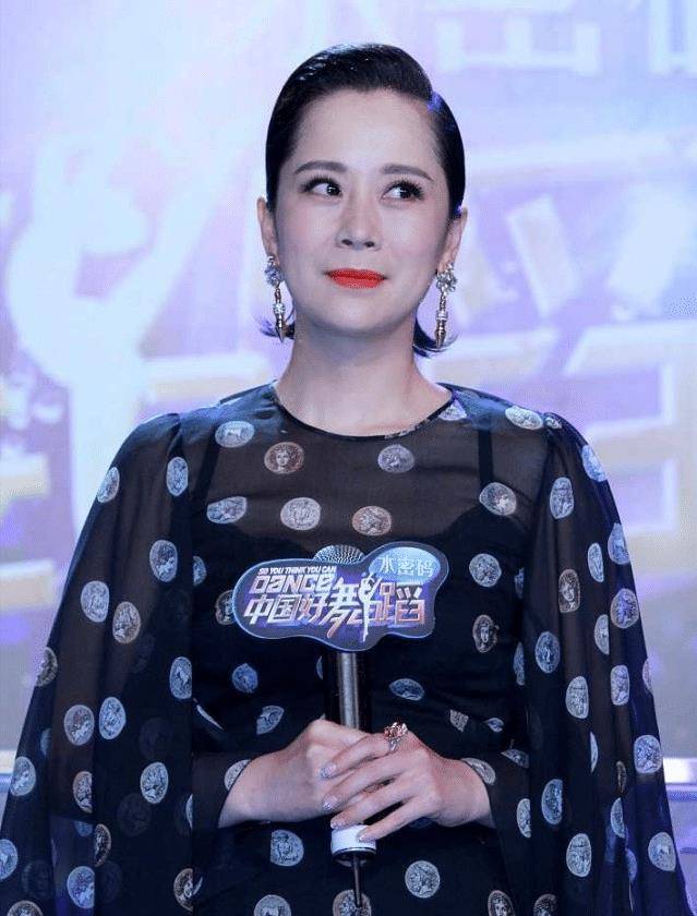 魅力 海清不愧是女明星，尽管穿着衣服像“地摊货”，但看着也时髦