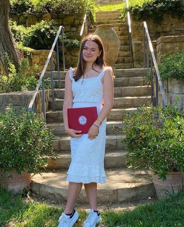 短裙 邓文迪大女儿近照曝光，穿红色吊带短裙，自信火辣不愧是百亿千金